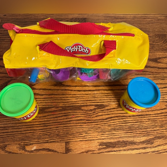 Play Doh Duffle Bag and Accessories Fun Factory Set - Picture 6 of 10
